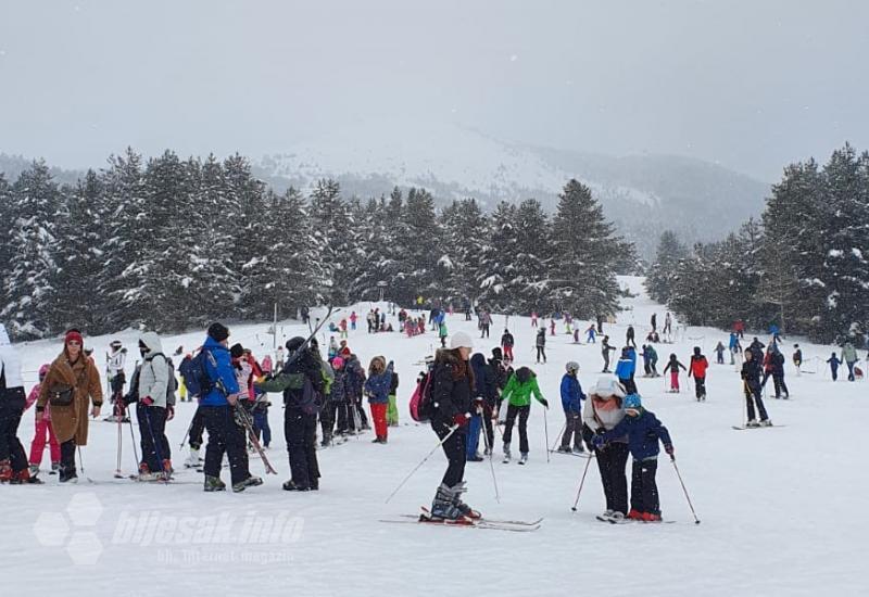 Mnoštvo posjetitelja na Kupresu - Krkljanac na Kupresu: Posjetitelji iz BiH i Dalmacije uživaju u snježnim radostima